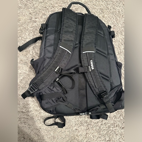 Thule EnRoute Escort 2 Daypack, Black - BRAND NEW - Picture 4 of 8